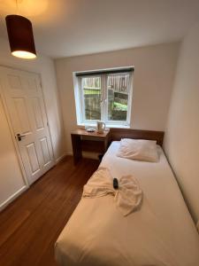Cama o camas de una habitación en Contractors Guest House