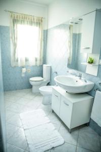 Santa MariaにあるSardinia Imagination - S M Coghinas T46の白いバスルーム(洗面台、トイレ付)