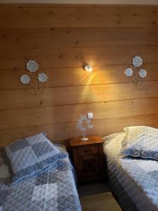 Posteľ alebo postele v izbe v ubytovaní Les Chalets de la Garenne