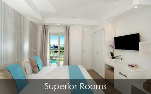 ポンテカニャーノにあるホテル オリンピコのベッドとテレビが備わるホテルルームです。