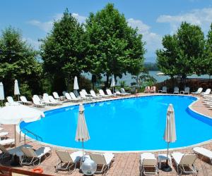 een groot zwembad met stoelen en parasols bij Hotel Erodios in Lithótopos