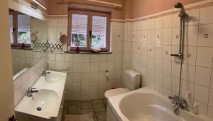 ein weißes Badezimmer mit Badewanne und Waschbecken in der Unterkunft Villa Vintage in Durbuy + 27 Fotos