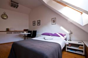1 dormitorio con 1 cama con almohadas moradas en Old Town Riga, en Riga