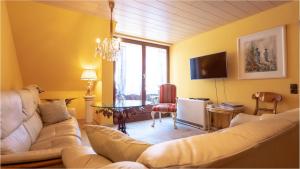 un salon avec un canapé et une table dans l'établissement Bodenseeromantik - Wasserburg bis 6 Personen - 2 Balkone, à Wasserburg