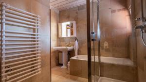 une salle de bain avec une douche, une baignoire et un lavabo dans l'établissement Bodenseeromantik - Wasserburg bis 6 Personen - 2 Balkone, à Wasserburg 18 autres photos