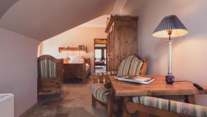 une chambre avec une table et une lampe dans l'établissement Bodenseeromantik - Wasserburg bis 6 Personen - 2 Balkone, à Wasserburg