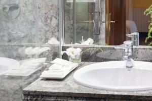 a bathroom counter with a sink and a shower at La Galería in Donostia-San Sebastián