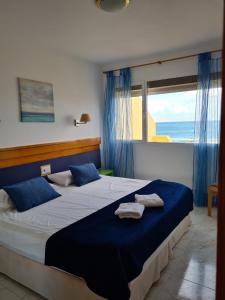 コラレホにあるVilla Majoreraの海の景色を望むベッドルーム1室(大型ベッド1台付)
