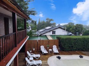 una terraza con sillas y una bañera de hidromasaje en una casa en Hotel Berlin by CPH en Villa General Belgrano