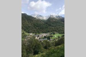 uma cidade num vale com montanhas cobertas de neve em T2 résidence Grand Hotel appt 102 - village thermal montagne em Aulus-les-Bains
