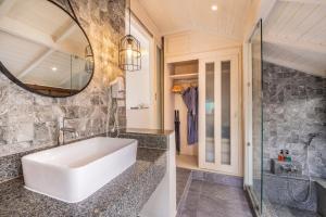 Ванная комната в Khaolak Emerald Beach Resort & Spa - SHA Extra Plus