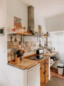 cocina con armarios de madera y encimera en Granny's farm, en São Vicente