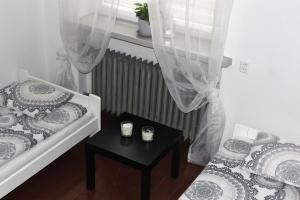 een kamer met twee bedden en een tafel met twee kaarsen bij Dom Warszawa/Legionowo in Legionowo