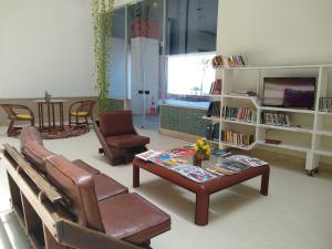 a living room with a couch and a coffee table at Flat na Praia do Farol da Barra in Salvador