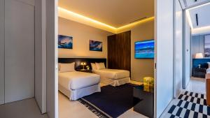 Una habitación de hotel con dos camas y un televisor. en PIER 57 - 509 Unique 2 BR Condo Romantic Zone, en Puerto Vallarta