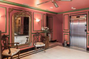 a room with two chairs and a mirror at La Galería in Donostia-San Sebastián