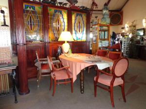 une salle à manger avec une table, des chaises et une lampe dans l'établissement De Rijper Eilanden, à De Rijp