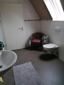 bagno con lavandino e servizi igienici di Haus Alma a Wardenburg