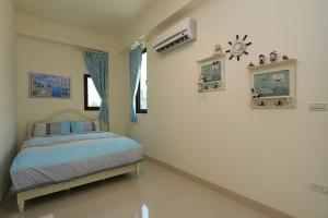 una camera con un letto e un orologio a muro di Gully Orchard Homestay a Jialin