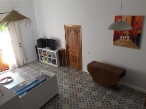 a living room with a box on the floor at ESCALE PARADIS 10 pers 4 ch 3 sdb piscine in Aourir