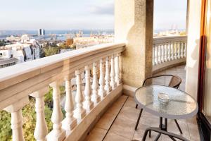 d'un balcon avec une table et une vue sur la ville. dans l'établissement Central Park Apartments, à Odessa