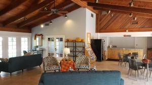 un soggiorno con un divano e sedie blu di Parkshore resort apartment a Naples