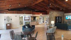 un ampio soggiorno con divano e sedie blu di Parkshore resort apartment a Naples