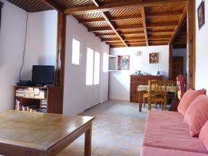 ein Wohnzimmer mit einem Sofa und einem Tisch in der Unterkunft Appartement ESCALE PARADIS in Aourir