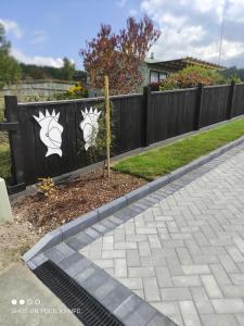 un jardín con una valla con graffiti en The Knights at Motuoapa, Tongariro Crossing, Taupo, en Turangi