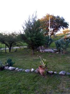 Un jardín fuera de Monoambiente para 1 y 2 personas Villa La Bolsa a 2 cuadras del río