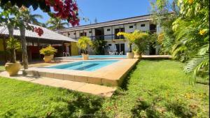 a house with a swimming pool in a yard at Bougainville - Hotel Pousada-Zen in Salvador