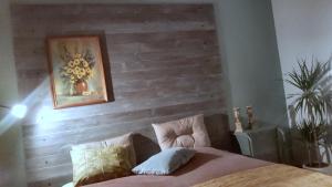 a bedroom with a wooden accent wall and a bed at Apartament Margaret Twardogóra in Twardogóra