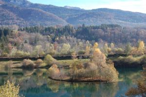 un lac au milieu d'une vallée avec des arbres dans l'établissement La Grange, à Le Noyer