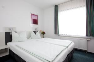 Una cama o camas en una habitación de Jugendherberge Köln-Deutz