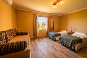 Ένα ή περισσότερα κρεβάτια σε δωμάτιο στο Puesta del Sol Houses & Nature +46 φωτογραφίες