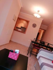 Łóżko lub łóżka w pokoju w obiekcie APARTAMENTO EN PUNTA UMBRÍA