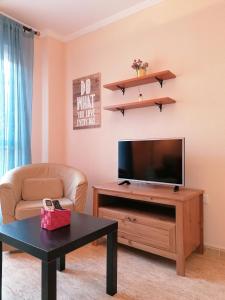 Telewizja i/lub zestaw kina domowego w obiekcie APARTAMENTO EN PUNTA UMBRÍA
