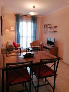Telewizja i/lub zestaw kina domowego w obiekcie APARTAMENTO EN PUNTA UMBRÍA