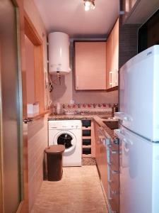 kuchnia z białą zmywarką i lodówką w obiekcie APARTAMENTO EN PUNTA UMBRÍA w mieście Punta Umbría