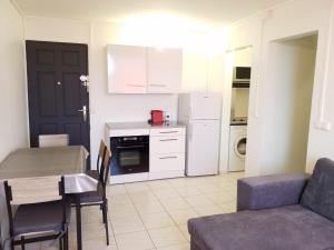 Kuchyň nebo kuchyňský kout v ubytování Appartement Centre Guadeloupe, accessible et proche