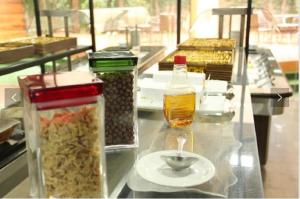 un mostrador con un tazón de comida y una cuchara en Brasao Palace Hotel, en Presidente Prudente