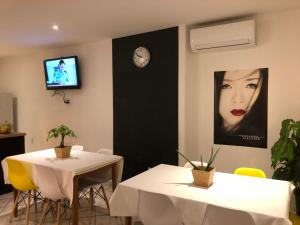 TV a/nebo společenská místnost v ubytování Hotel and Suites Les Laurentides
