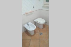 
A bathroom at Appartamento Casa Rossa
