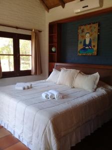 ein Schlafzimmer mit einem großen Bett mit Handtüchern darauf in der Unterkunft Montoya Jazmin in Punta del Este