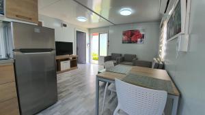 eine Küche und ein Esszimmer mit einem Tisch und einem Kühlschrank in der Unterkunft Studio Mangales in Santa Cruz de la Sierra