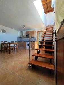 een keuken en eetkamer met een trap in een huis bij La Morada in Artenara