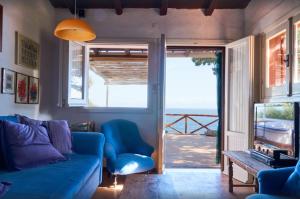 サン・ヴィート・ロ・カーポにあるVilla Tonnaraの海の景色を望むリビングルーム(青いソファ付)
