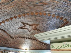 a brick ceiling with a star on it at Posada Casa del Minero in Mineral de Pozos