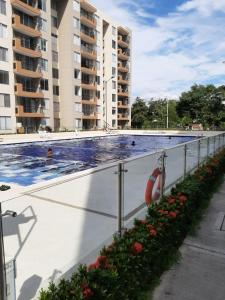 Bazén v ubytování Apartamento familiar para un buen descanso con WiFi nebo v jeho okolí