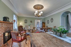 sala de estar con chimenea, mesa y sillas en La Maison Collins B&B, en Granby